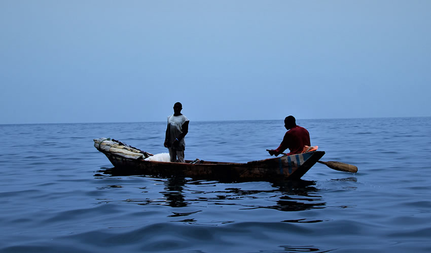 Lake Mutanda canoeing experience